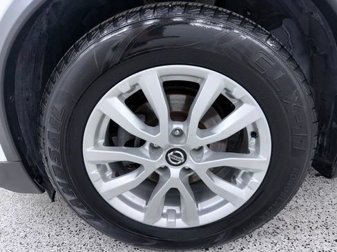 Used 2018 Nissan Rogue SV w/ Premium Package FWD image 12