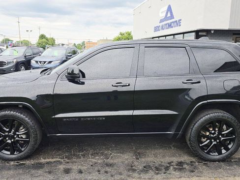 Used 2017 Jeep Grand Cherokee Altitude AWD/4WD image 3