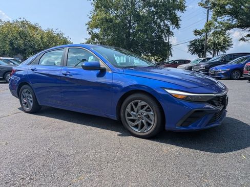 Used 2024 Hyundai Elantra SEL FWD image 2