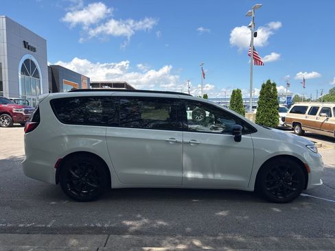 Used 2025 Chrysler Pacifica Limited FWD image 7