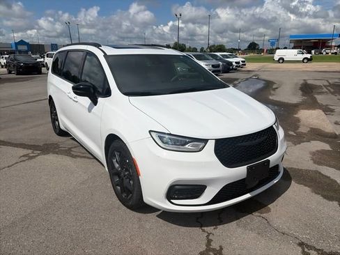 Used 2025 Chrysler Pacifica Limited FWD image 8