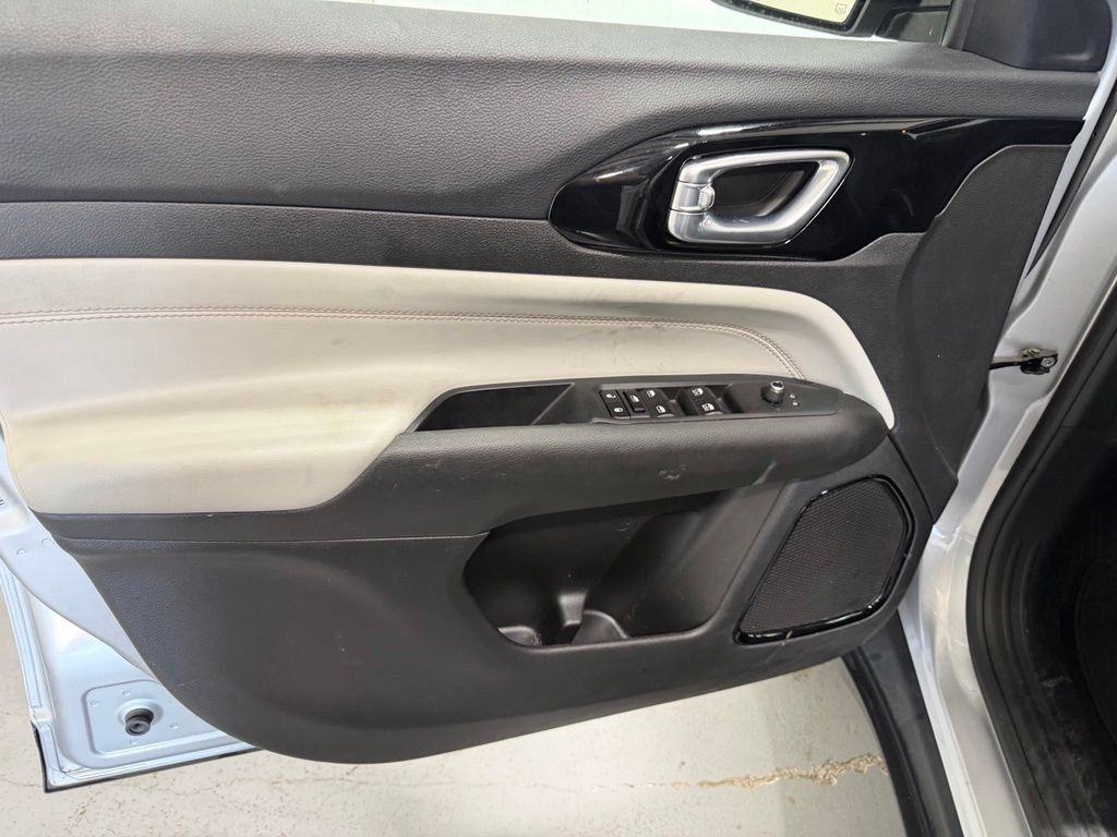 Used 2025 Jeep Compass Limited AWD/4WD image 11