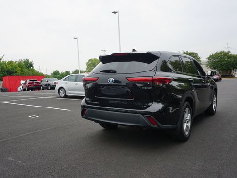 Used 2022 Toyota Highlander LE AWD/4WD image 3
