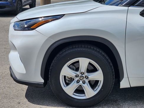 Used 2023 Toyota Highlander LE FWD image 5