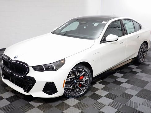 New 2026 BMW 550e xDrive w/ Premium Package image 2