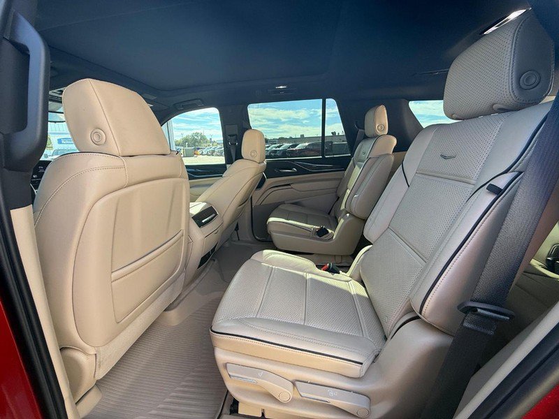 Used 2024 Cadillac Escalade Premium Luxury AWD/4WD image 13