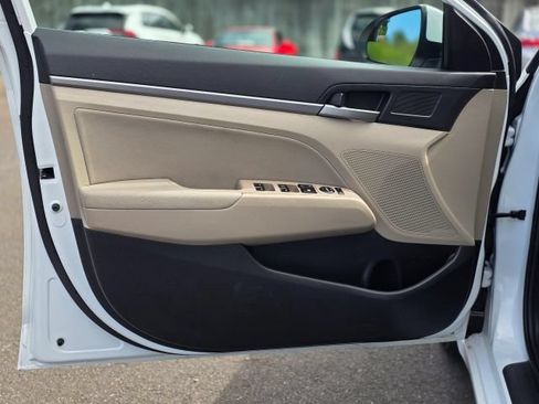 Used 2017 Hyundai Elantra SE FWD image 31