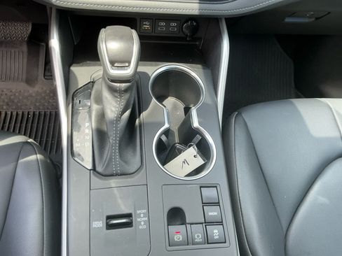 Used 2023 Toyota Highlander XLE FWD image 23