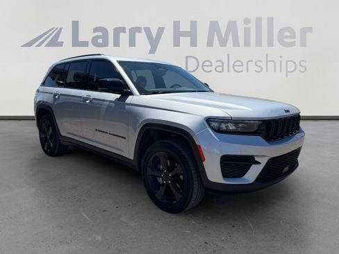 Used 2024 Jeep Grand Cherokee Altitude AWD/4WD image 7