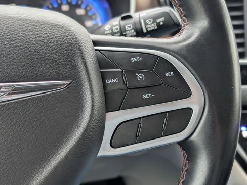 Used 2018 Chrysler Pacifica Touring-L image 19