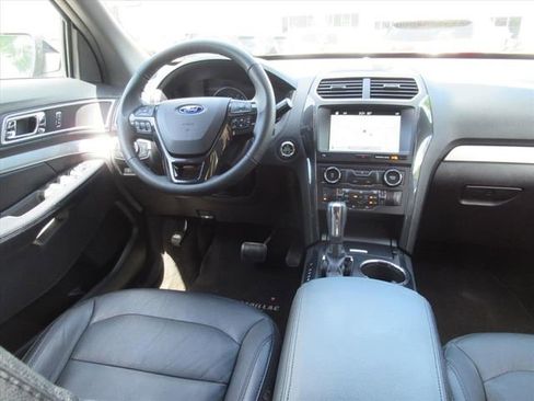 Used 2017 Ford Explorer XLT w/ Equipment Group 202A FWD image 13