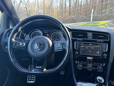 Used 2016 Volkswagen Golf R 4-Door image 31