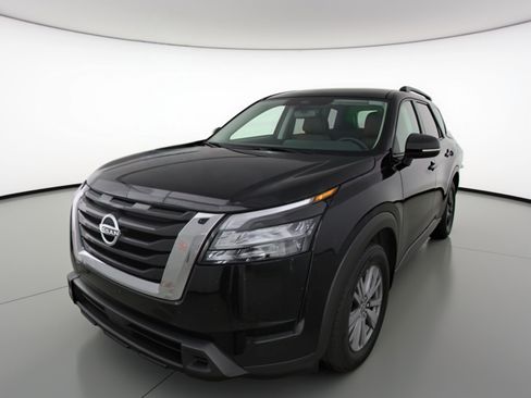 Used 2025 Nissan Pathfinder SV image 3