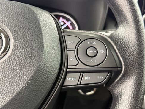 Used 2025 Toyota RAV4 XLE FWD image 25
