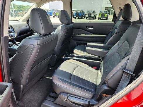 Certified 2025 Nissan Pathfinder Platinum AWD/4WD image 11