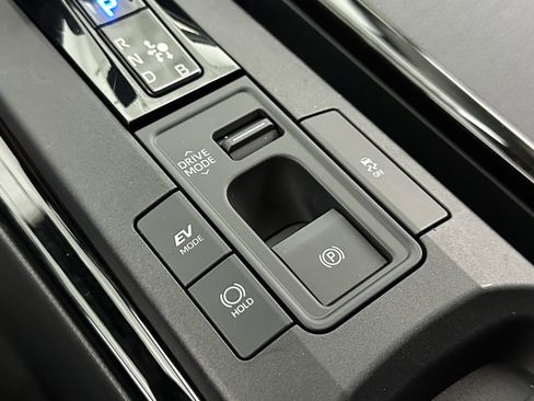 Used 2025 Toyota Prius LE image 17