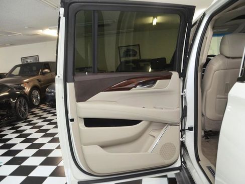 Used 2015 Cadillac Escalade ESV Luxury AWD/4WD image 34