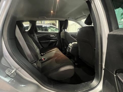 Used 2020 Jeep Cherokee Latitude AWD/4WD image 29