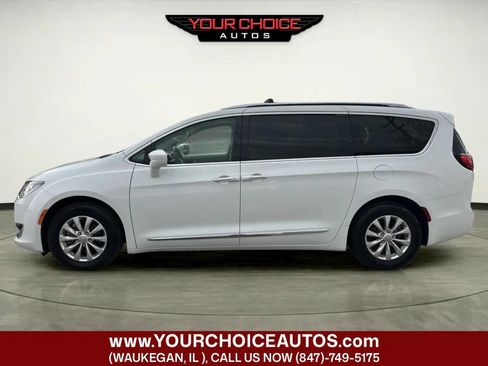 Used 2018 Chrysler Pacifica Touring-L FWD image 2