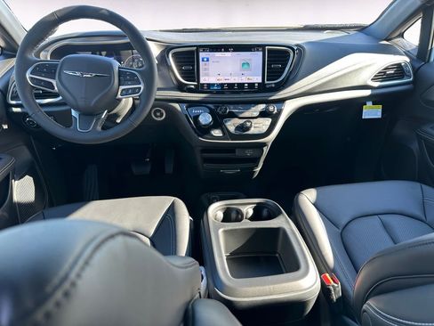 New 2026 Chrysler Pacifica Select FWD image 10