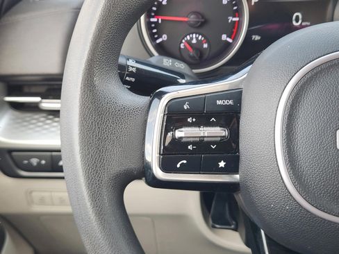 Used 2023 Kia Carnival LX FWD image 24