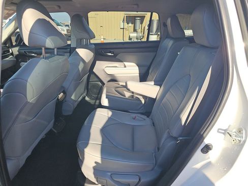 Used 2025 Toyota Highlander XLE image 9