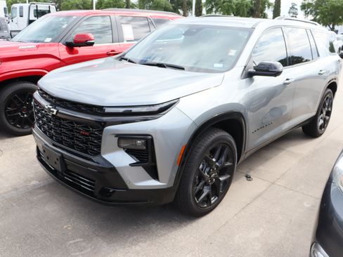 Used 2026 Chevrolet Traverse RS w/ LPO, Floor Liner Package FWD image 3