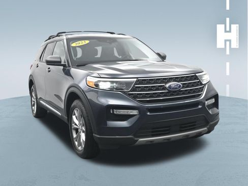 Used 2023 Ford Explorer XLT w/ Equipment Group 202A AWD/4WD image 3