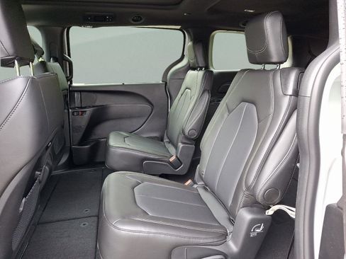 New 2026 Chrysler Pacifica Select image 6