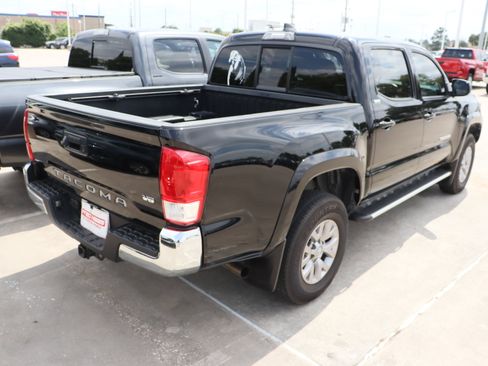 Used 2017 Toyota Tacoma SR5 w/ Tow Package RWD image 10