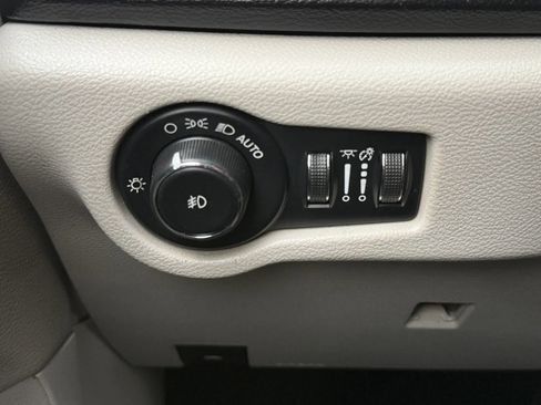 Used 2019 Chrysler Pacifica Touring-L FWD image 39