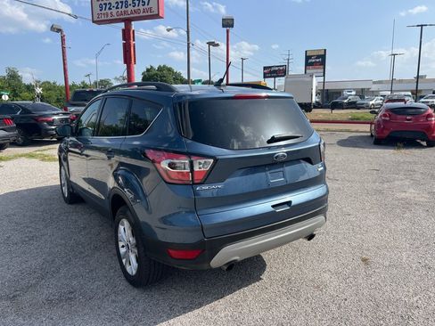 Used 2018 Ford Escape SE w/ SE Sync 3 Package FWD image 2