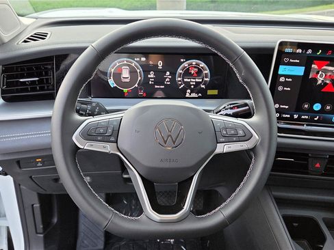 New 2026 Volkswagen Tiguan SE FWD image 16