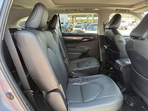 Used 2023 Toyota Highlander Platinum image 34