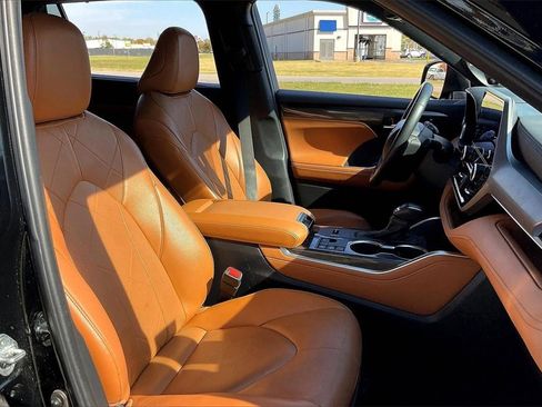 Used 2024 Toyota Highlander Platinum image 32