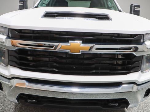 Used 2024 Chevrolet Silverado 3500 LT image 4