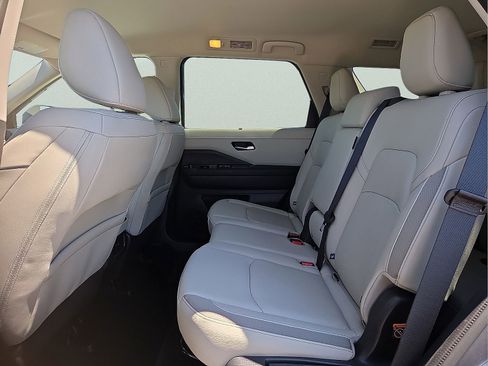 Used 2024 Nissan Pathfinder SL FWD image 11