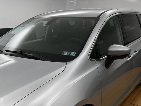 Used 2022 Chrysler Voyager LX FWD image 3