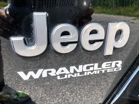 Used 2019 Jeep Wrangler Unlimited Sahara w/ Safety Group AWD/4WD image 10