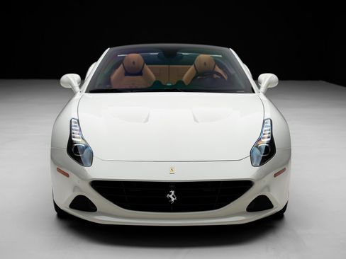 Used 2015 Ferrari California T RWD image 7