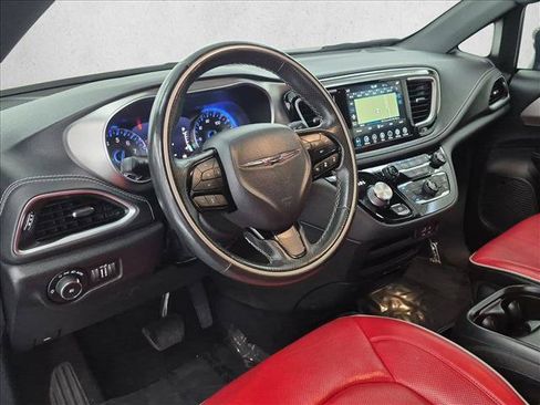 Used 2020 Chrysler Pacifica Limited w/ Quick Order Package 27H Red S FWD image 10