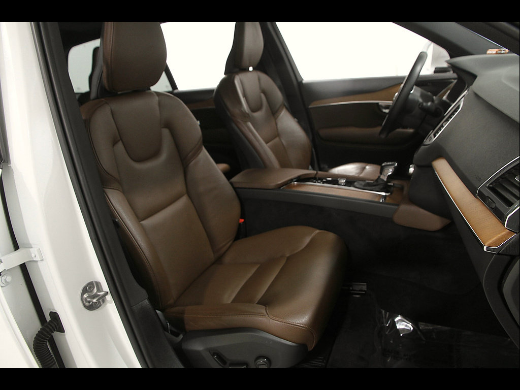 Used 2022 Volvo XC90 T6 Momentum w/ Climate Package AWD/4WD image 17