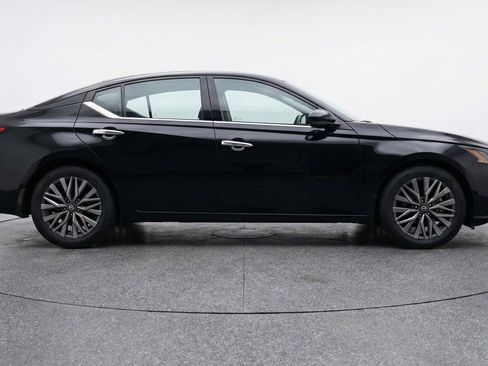 Used 2025 Nissan Altima 2.5 SV FWD image 11