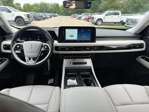 New 2026 Lincoln Aviator AWD image 17
