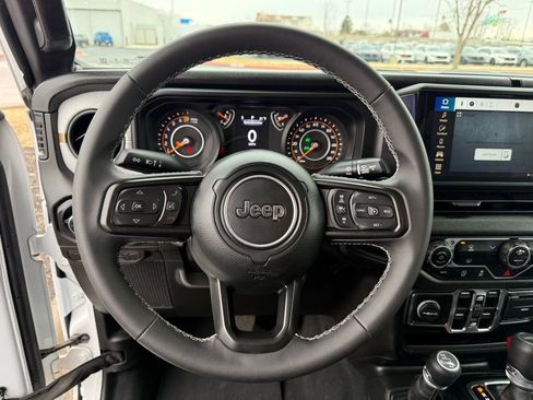 Used 2025 Jeep Gladiator Sport image 12