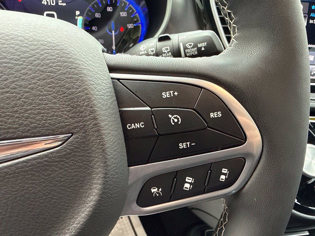 New 2026 Chrysler Pacifica Select AWD/4WD image 30