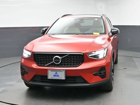 Used 2023 Volvo XC40 B5 Plus w/ Driver Assist Package AWD/4WD image 3