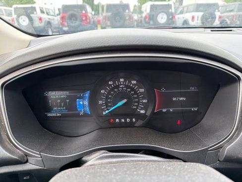 Used 2018 Ford Fusion SE w/ Fusion SE Technology Package FWD image 2