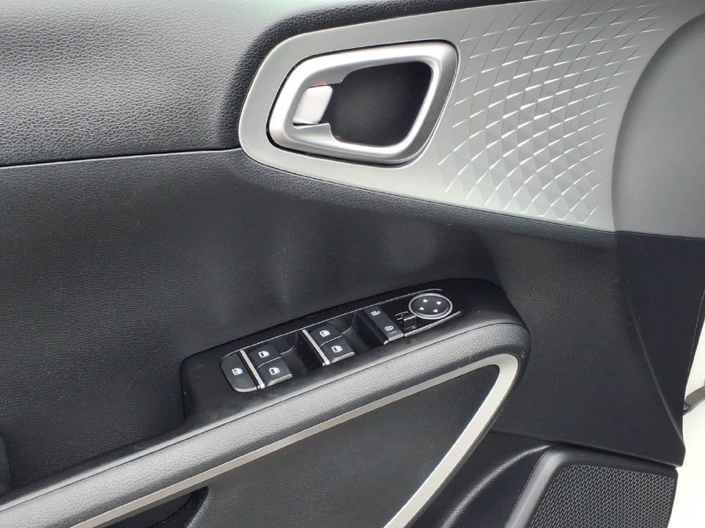 Used 2022 Kia Soul LX w/ Technology Package FWD image 4