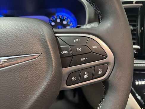 Used 2023 Chrysler Pacifica Touring-L image 13